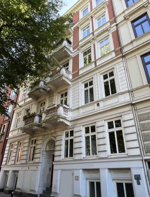 Sanierte Altbauwohnung mit Balkon in ruhiger Lage von St. Georg, provisionsfrei & bezugsfertig