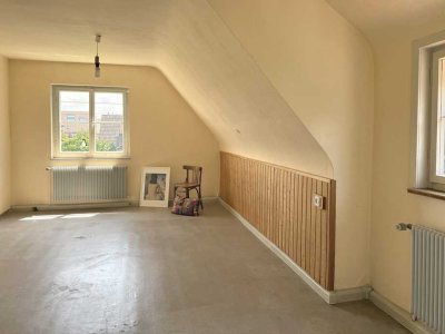 Großzügige 4-Zimmer-Wohnung im DG mit Erweiterungspotential