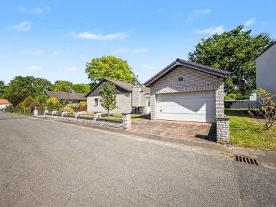 Wohnen auf einer Ebene: Stilvoller Bungalow mit Wintergarten, Kamin und Garten in Duisburg-Walsum