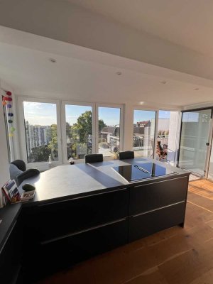 Neuwertige 3,5-Zimmer-Penthouse-Wohnung mit Balkon und EBK  sowie Beamer und Stellplatz in Hamburg