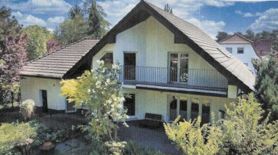 Großes Einfamilienhaus mit Einliegerwohnung, Büro oder Praxis