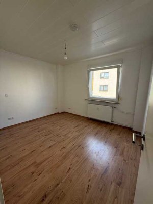 Gutgeschnittene, 2-Zimmer-Wohnung mit PKW-Stellplatz direkt vor dem Haus