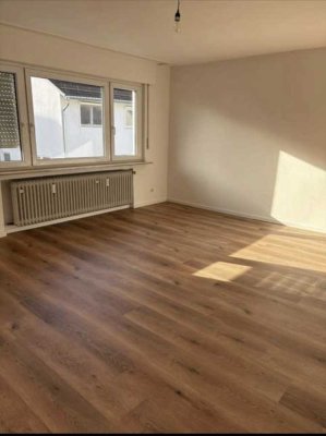 1-Zimmer mit eigenem Balkon in WG ! Perfekt für die Neugründung einer 3er-WG
