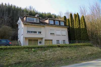 •	Zweigeschossiges Ein-/ Zweifamilienhaus mit Renovierungs-/ Sanierungsbedarf in Alleinlage