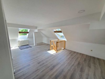 Frisch renoviert! Extravagante Maisonette  in Toplage mit zwei kleinen Balkonen u. großer Galerie!