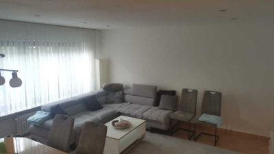 3-Zimmer-Wohnung mit Balkon und Einbauküche.