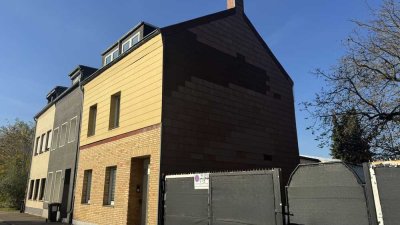 Großzügiges Einfamilienhaus mit großem Garten und Einfahrt