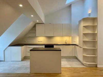Exklusive 5-Raum-DG-Wohnung im Rückgebäude mit Balkon und EBK in München Schwabing-West