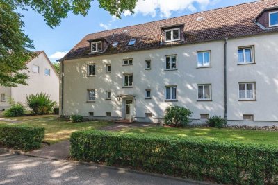 Modernisierte Erdgeschosswohnung mit Badewanne und neuer Einbauküche