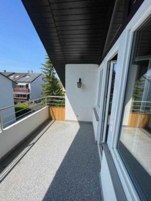 Renovierte 3 Zimmer DG- Wohnung mit neuer EBK, Balkon Garage in 71272 Renningen, WM ca.1.000€