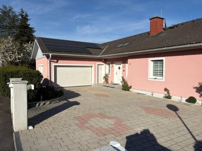 Ein einzigartiges Zweifamilienhaus mit Schwimmteich.