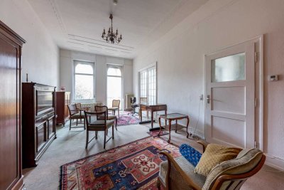 Frankfurt-Nordend: Helle Altbauwohnung mit Stuck, hohen Decken und Renovierungsbedarf