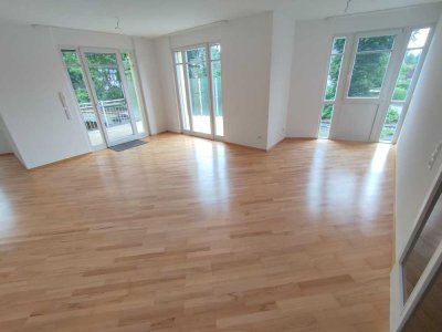 modern gestaltete, lichtdurchflutete 3-Zimmer-Wohnung mit Blick ins Grüne und Aufzug in  super Lage