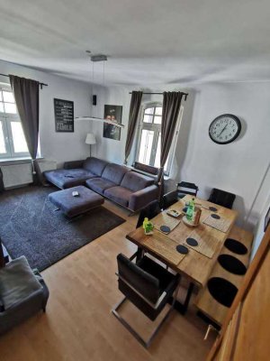 schöne 3-Zimmer-Altbau-Wohnung mit hohen Decken und Einbauküche | zentrumsnah