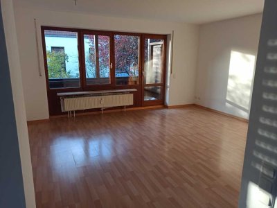 Stilvolle, vollständig renovierte 3-Zimmer-Wohnung mit Balkon und Einbauküche in Augsburg, Göggingen