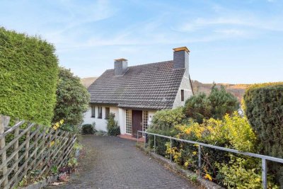 Zur Modernisierung: Freistehendes Einfamilienhaus mit Panoramablick und großem Grundstück in Altena