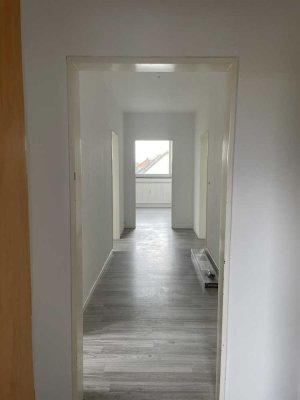 Erstbezug nach Sanierung: Attraktive 2-Raum-Dachgeschosswohnung in Hagenburg