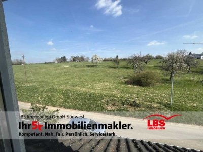 DIREKT AN FELD UND WIESE! 3,5 Zi.-DG-Wohnung in 3-Fam.-Haus! Sonniger Dachbalkon! Aussicht!