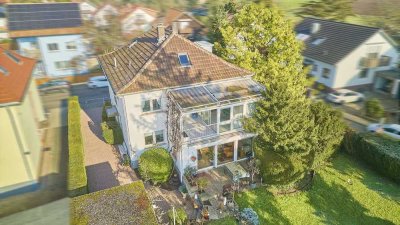 Stilvolles Wohnhaus mit zwei Einheiten - traumhafter Weitblick & Garten in Feldrandlage/Erbbaurecht