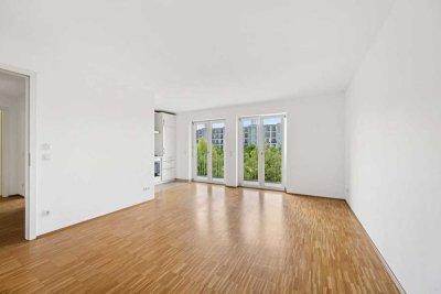 2-Zimmer-Etagenwohnung mit großer Fensterfront und Balkon mit Blick ins Grüne