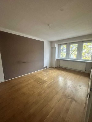 Helle 4-Zimmer-Dachgeschosswohnung – Küche, Diele, Bad & Abstellraum – Renovierung nötig
