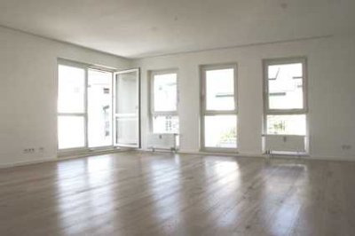 Stilvolle, vollst. renovierte 3-Raum-Wohnung mit geh. Innenausstattung mit Balkon und EBK