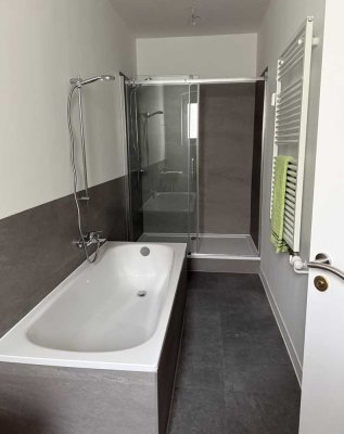 Umfassend saniert mit Balkon, Wanne und großer Dusche im Bad