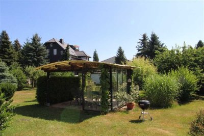 Gepflegtes kleines Mehrfamilienhaus mit Erweiterungspotential, riesigem Grundstück & Stellplätzen