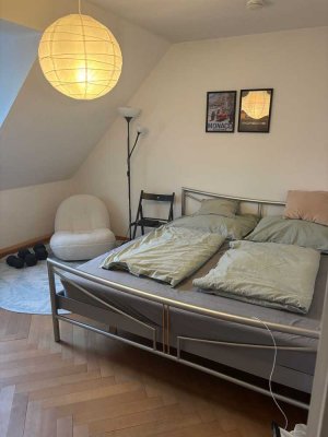Helle 2-Zimmer-Dachgeschosswohnung mit Einbauküche & extra Stauraum, Regensburg-Ostenviertel