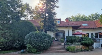 Luxusvilla mit zeitlosem Charme und exklusiver Lage am Golfplatz