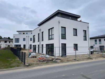 Neubau - Erstbezug! Moderne großzügige Doppelhaushälfte in attraktiver ruhiger Lage