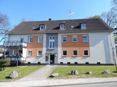 Top Lage! Teilsanierte 2,5-Zimmer-Wohnung mit Balkon