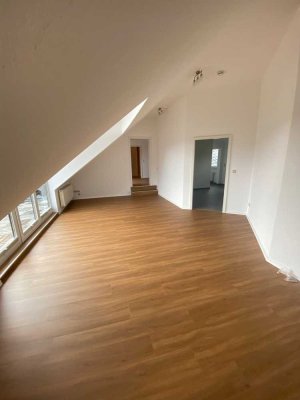 85qm- 2-Zimmer-Dachgeschosswohnung mit Einbauküche