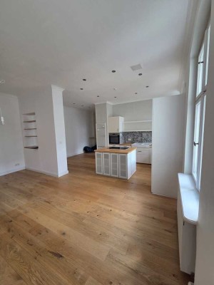 Hauptstadtmakler-Bezugsfreie Wohnung mit Loftcharakter, Balkon und Dachboden