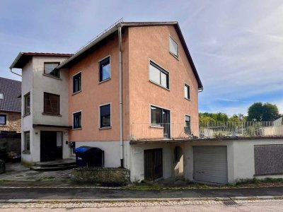 Mehrfamilienhaus mit fünf Wohneinheiten und zusätzlicher Halle – attraktives Investment mit Entw