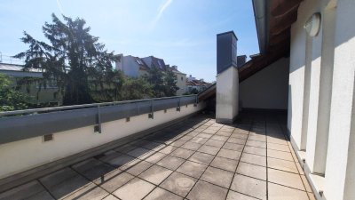 RUHELAGE MIT BALKON UND GROSSER DACHTERRASSE - wenige Gehminuten zum Bahnhof