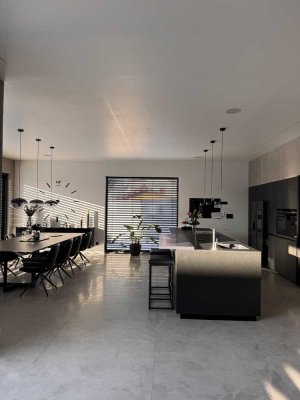 Moderne exklusive Villa mit Pool und separatem Pool-Haus
