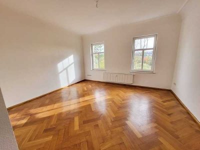 Helle 2-Raum-Wohnung mit Parkett, Balkon etc.