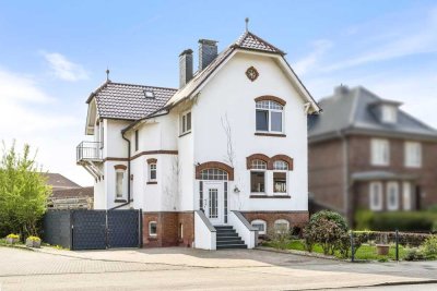 Stilvolle Altbauvilla mit großzügigem Wohnkonzept und Kamin, Sauna & Garagen- und Außenstellplätzen