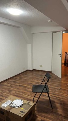 WG-Zimmer mit großem Balkon & neuem Boden – voll ausgestattete Gemeinschaftsküche