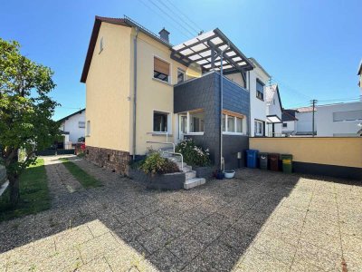 Schöne DHH mit großem Garten und 2 Garagen
