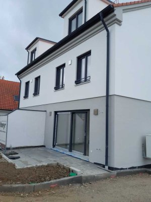 Doppelhaushälfte in Vierkirchen: Neubau in zentraler Lage mit Terrasse