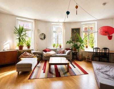 Kapitalanlage in Schleußig  - vermietete 2-Zimmer-Wohnung mit Parkettboden, Fahrstuhl & hohe Decken