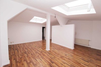 Zentrumsnahe 2-Zimmerwohnung im Dachgeschoss inkl. EBK+ Tageslichtbad mit Fenster+ SP- Anmietung
