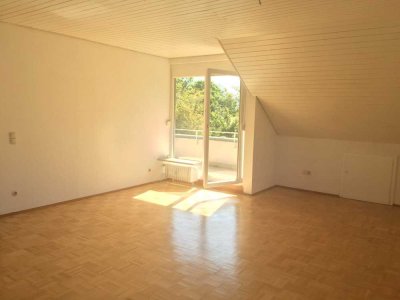 Helle 2-ZKB-Dachgeschosswohnung mit Balkon zur Südseite in Feldrandlage