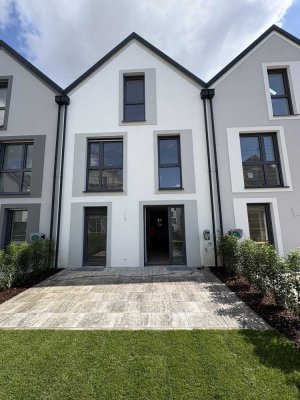 Erstbezug: Reihenmittelhaus mit EBK und Garten in Köfering