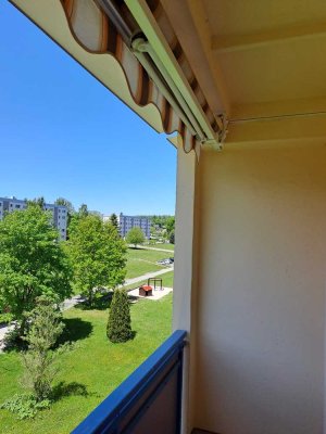 Helle, sanierte 2,5-Zimmerwohnung mit Einbauküche und Balkon mit Ausblick ins Grüne