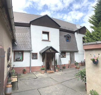 Landhaus mit Abstellgebäude u. Garage