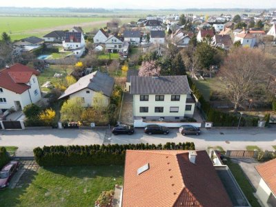 Zweifamilienhaus mit großem Garten und Nebengebäude in sonniger Lage