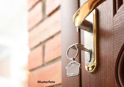 Zwei Einfamilienhäuser mit Garage und Terrasse